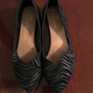 Tom’s black on black zebra Jutti flats